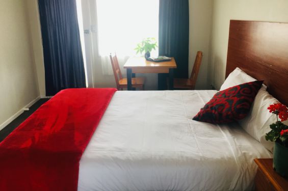 Studio - queen-size bed