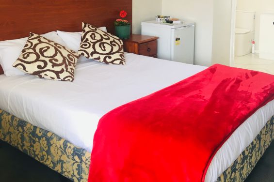 Studio - queen-size bed